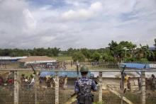 La police birmane surveillant le 24 août 2018 un camp de réfugiés Rohingyas à la frontière entre la Birmanie et le Bangladesh.
