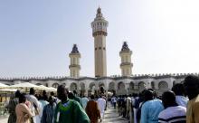 Des pèlerins entrent dans la grande mosquéee de Touba, au Sénégal, le 28 octobre 2018