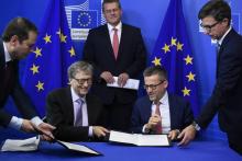 Le milliardaire américain Bill Gates signe un protocole d'accord avec le commissaire européen à la Recherche, la science et l'Innovation Carlos Moedas à Bruxelles, le 17 octobre 2018