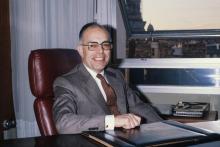 Raymond Lévy pose dans son bureau le 26 janvier 1982