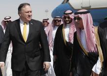 Le secrétaire d'Etat américain Mike Pompeo (g) accueilli par le ministre saoudien des Affaires étrangères Adel al-Jubeir, le 16 octobre 2018 à Ryad