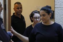 Und étudiante américaine Lara Alqasem (C) arrive à une session de la Cour suprême à Jérusalem, qui doit examiner son appel contre l'interdiction d'entrer en Israël, le 17 octobre 2018