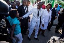 Le président haïtien Jovenel Moïse, à Port-au-Prince, bousculé par des manifestants lors d'une cérémonie officielle, le 17 octobre 2018