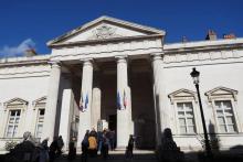 Arrivée du public au tribunal d'Orléans, le 30 octobre 2018, pour le procès de l'abbé Pierre de Castelet, accusé d'atteintes sexuelles sur mineurs
