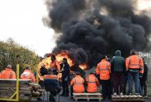 Des salariés et syndicalistes d'Ascoval bloquent le site de l'aciérie, le 25 octobre 2018à Saint-Saulve, dans le Nord