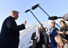 Donald Trump s'adresse à des journalistes devant l'Air Force One, l'avion présidentiel, le 27 octobre 2018