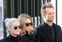 Laetitia Hallyday David Hallyday et Laura Smet, la femme, le fils et la fille de Jonnhy Hallyday lors des obsèques du chanteur à Paris le 9 décembre 2017 et qui se disputent désormais son héritage