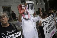 Un homme déguisé en Mohammed ben Salmane avec du sang sur ses mains manifeste devant l'ambassade saoudienne à Washington le 8 octobre 2018 contre la disparition du journaliste saoudien Jamal Khashoggi