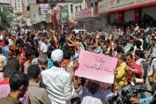 Des Yéménites manifestent contre la cherté de vie à Taëz (sud-ouest) où des commerces ont été fermés et des pneus incendiés, le 2 octobre 2018