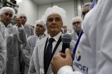 Le ministre algérien de l'Industrie Youcef Yousfi et l'ambassadeur de France en Algérie Xavier Driencourt visitent la nouvelle usine de Sanofi, à Sidi Abdallah (Algérie), le 11 octobre 2018.