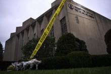 Des bouquets de fleurs posés près de la synagogue "Tree of Life", après la fusillade qui a fait onze morts, à Pittsburgh, en Pennsylvanie le 28 octobre 2018