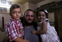 Après avoir vécu au Liban pour fuir la guerre en Syrie, Rwad al-Kurdi a décidé de rentrer dans sa ville de Babila où il pose avec ses deux enfants, le 8 octobre 2018 dans sa maison