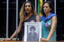 Photo archives diffusée par la chambre des députés brésiliens le 22 mars 2018 montrant la soeur et la petite amie de l'élue Marielle Franco, assassinée en mars