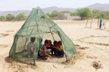 Des enfants yéménites de Hodeida, dans l'ouest du Yémen déplacés par la guerre se réfugient sous une tente de fortune le 16 septembre 2018