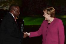 La chancelière Angela Merkel salue le président sud-africain Cyril Ramaphosa avant la conférence "Compact with Africa" le 29 octobre 2018 à Berlin.