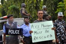 Un homme brandit le 16 octobre 2018 une pancarte où l'on peut lire "Alice Nggadah doit être sauvéee", allusion à Alice Loksha Nggadah, l'une des trois otages de Boko Haram
