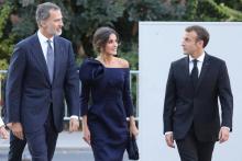 Le président Emmanuel Macron accueille le roi d'Espagne Felipe VI et son épouse Letizia avant d'aller visiter l'exposition Miro au Grand Palais à Paris, le 5 octobre 2018