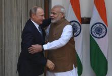 Le Premier ministre indien Narendra Modi (d) accueille le président russe Vladimir Poutine à New Delhi, le 5 octobre 2018