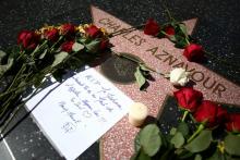Des fleurs ornent l'étoile de Charles Aznavour sur le célèbre "Walk of Fame" de Los Angeles, le 1er octobre 2018