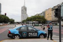 Un policier en patrouille avenue du 9 juillet, le 27 novembre 2018 à Buenos Aires, avant le sommet du G20