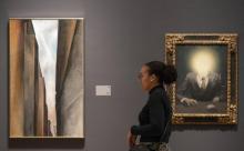 "Le principe du plaisir" (à droite), tableau du peintre belge René Magritte, a été vendu lundi chez Sotheby's à New York pour 26,8 millions de dollars