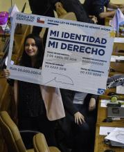La députée chilienne Natalia Castillo tient une fausse carte d'identité lors du vote sur le changement de genre dès 14 ans, le 12 septembre 2018 à Valparaiso au Chili