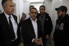 Adnan Gheith (C), le gouverneur palestinien de Jérusalem, est emmené menotté à un tribunal de Jérusalem qui doit décider de la prolongation ou pas de sa détention, le 25 novembre 2018