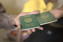 Des chrétiens pakistanais, qui ont fui leur pays par peur des persécutions, montrent leur passeport dans un appartement de la banlieue de Bangkok en Thaïlande, le 3 novembre 2018