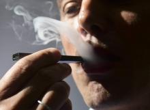 Un homme fume une cigarette électronique, à Washington, le 2 octobre 2018