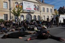 Des manifestants sont allongés devant la mairie du Blanc (Indre) pour protester contre la fermeture de la maternité, le 3 novembre 2018