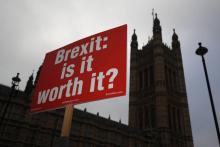 Brexit: cela vaut-il le coup ? Un panneau anti-Brexit brandi par un manifestant devant le Parlement britannique à Londres, le 15 novembre 2018
