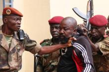 L'ex-chef de milice en Centrafrique, Alfred Yekatom, qui vient d'être transféré à la Cour pénale internationale (CPI) de La Haye, le jour de son arrestation le 29 octobre 2018 à Bangui.