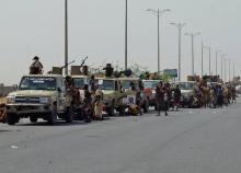 Des membres des forces progouvernementales avancent vers le port de Hodeida, contrôlé par les rebelles Houthis, dans l'ouest du Yémen, le 7 novembre 2018