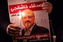 Un manifestant brandit un panneau avec le portrait de Jamal Khashoggi lors d'un rassemblement en sa mémoire devant le consulat saoudien à Istanbul, le 25 octobre 2018