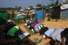 Des Rohingyas prient dans le camp de réfugiés de Balukhali, au Bangladesh, le 16 novembre 2018
