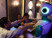 Le robot humanoïde Ginger sert les clients dans un restaurant de la capitale Katmandou