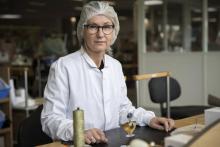 Sylvie Romet, l'une des six "Dames de table" de Guerlain, photographiée le 6 novembre 2018 dans l'usine d'Orphin, dans les Yvelines