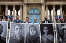 Des parlementaires rassemblés devant l'Assemblée nationale afin d'exhorter la France à s'engager contre les bombardements militaires en zones civiles, à Paris, le 7 novembre 2018