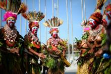 Représentation en costumes traditionnels pour accueillir les ministres et délégus du sommet de l'APEC à Port Moresby le 15 novembre 2018