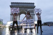 Des militantes Femen manifestent sous l'Arc de Triomphe à Paris, le 10 novembre, pour dénoncer la présence de "criminels de guerre" parmi les chefs d'État invités aux commémorations du 11 novembre