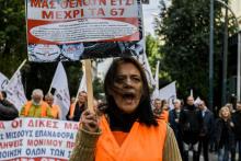 Une manifestante prend part à un défilé des fonctionnaires pour protester contre la politique économique du gouvernement et contre le chômage, le 14 novembre 2018 à Athènes, en Grèce