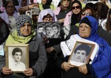 Des proches de personnes ayant disparu pendant la guerre du Liban montrent leurs photos lors d'une conférence de presse le 28 novembre 2018 à Beyrouth