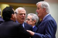 Le négociateur en chef de l'UE pour le Brexit, Michel Barnier (d) parle avec le ministre espagnol des Affaires étrangères et de l'UE Josep Borrell (c) à Bruxelles, le 19 novembre 2018