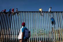 Des migrants d'Amérique centrale espérant entrer aux Etats-Unis près de la frontière américaine, côté mexicain, à Playas de Tijuana, le 13 novembre 2018