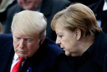 Le président américain Donald Trump (G) et la chancelière allemande Angela Merkel discutent lors des célébrations du centenaire de l'Armistice qui a mis fin à la Première guerre mondiale, le 11 novemb