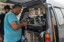 Un réfugié syrien prépare du café à l'arrière de son mini-van au Caire, le 23 octobre 2018