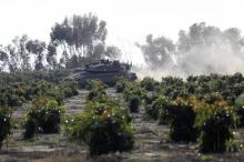 Un char de l'armée israélienne circulant le long de la barrière séparant Israël de la bande de Gaza le 13 novembre 2018