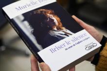 Le livre de Murielle Bolle "Briser le silence", présenté dans une librairie de Metz le 7 novembre 2018