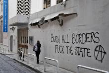 Des graffitis anarchistes sur le mur d'enceinte de l'Institut français d'Athènes, le 5 novembre 2018