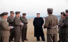 Photo non datée fournie le 16 novembre 2018 par l'agence de presse officielle nord-coréenne KCNA, montrant Kim Jong Un sur le site d'essais de l'Académie des sciences de défense. AFP PHOTO/KCNA VIA KN